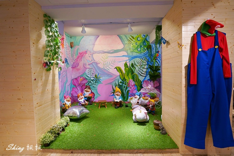 圖角獸咖啡Paint cafe-台北東區角色變裝咖啡館，IG網美下午茶餐廳，公主系列衣服最受歡迎，但我竟然比較適合馬力歐! @博士生瘋狂日記