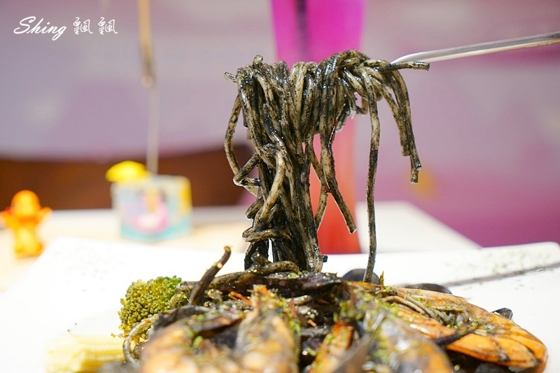 圖角獸咖啡Paint cafe-台北東區角色變裝咖啡館，IG網美下午茶餐廳，公主系列衣服最受歡迎，但我竟然比較適合馬力歐! @博士生瘋狂日記