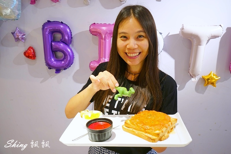 圖角獸咖啡Paint cafe-台北東區角色變裝咖啡館，IG網美下午茶餐廳，公主系列衣服最受歡迎，但我竟然比較適合馬力歐! @博士生瘋狂日記