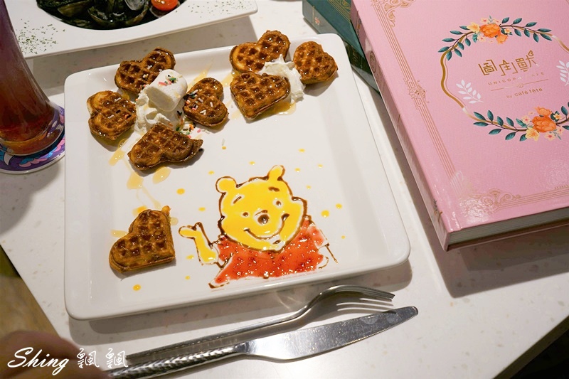 圖角獸咖啡Paint cafe-台北東區角色變裝咖啡館，IG網美下午茶餐廳，公主系列衣服最受歡迎，但我竟然比較適合馬力歐! @博士生瘋狂日記