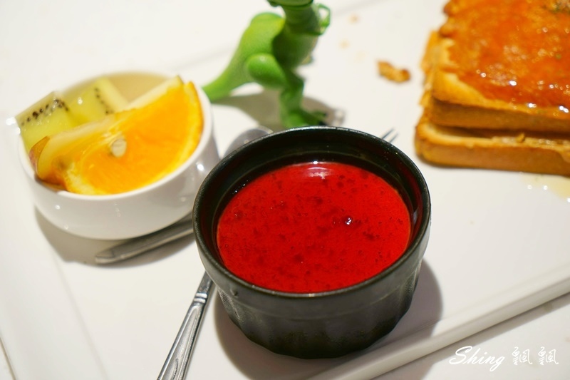 圖角獸咖啡Paint cafe-台北東區角色變裝咖啡館，IG網美下午茶餐廳，公主系列衣服最受歡迎，但我竟然比較適合馬力歐! @博士生瘋狂日記