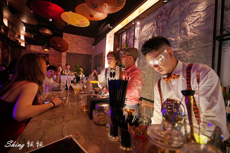 Myth-Dragon 台中夜店餐酒館-台中中國風酒吧，質感調酒還有川劇變臉表演，展現全新風格的復古小上海 @博士生瘋狂日記