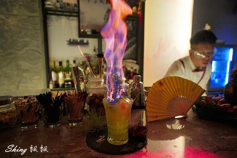 Myth-Dragon 台中夜店餐酒館-台中中國風酒吧，質感調酒還有川劇變臉表演，展現全新風格的復古小上海 @博士生瘋狂日記