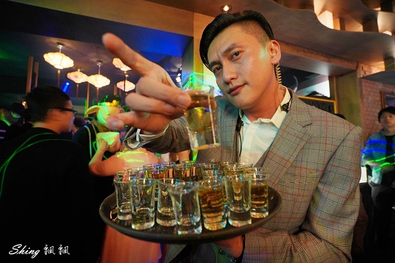 Myth-Dragon 台中夜店餐酒館-台中中國風酒吧，質感調酒還有川劇變臉表演，展現全新風格的復古小上海 @博士生瘋狂日記