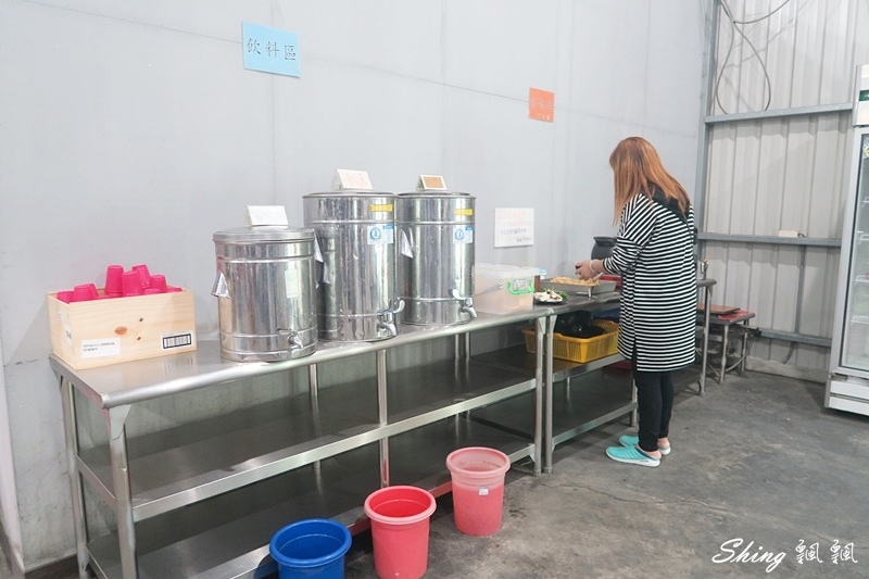 小琉球築安心燒烤-海鮮吃到飽推薦，整盆不怕你吃的生蠔，雞腿捲也是一大特色 @博士生瘋狂日記