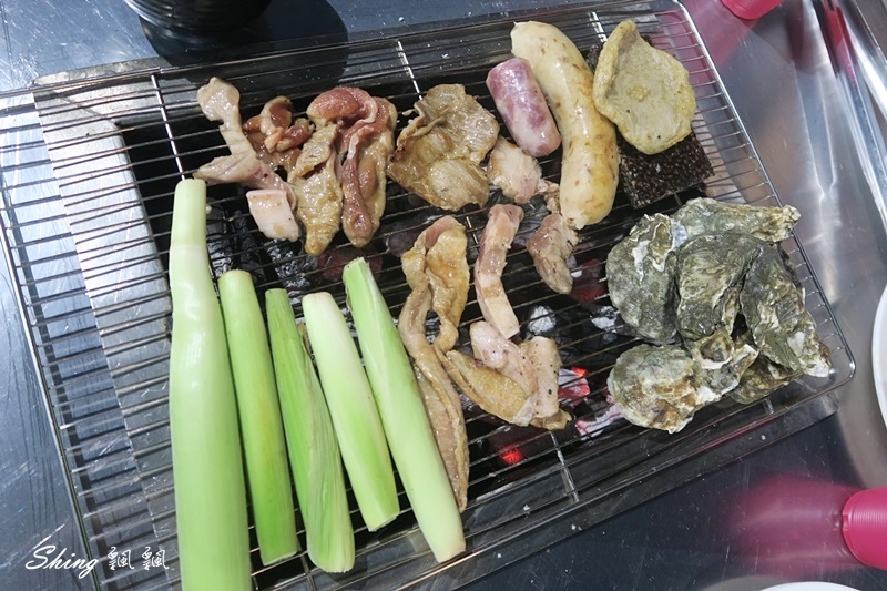 小琉球築安心燒烤-海鮮吃到飽推薦，整盆不怕你吃的生蠔，雞腿捲也是一大特色 @博士生瘋狂日記