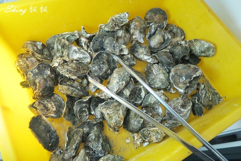 小琉球築安心燒烤-海鮮吃到飽推薦，整盆不怕你吃的生蠔，雞腿捲也是一大特色 @博士生瘋狂日記