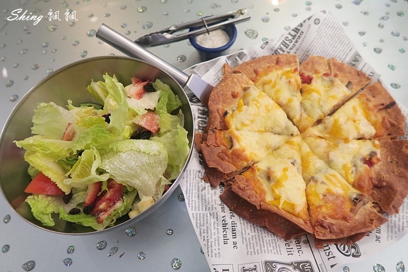水吻Aqua Kiss-大安美食推薦，MENU隨便點隨便好吃，特色pizza，水吻招牌炸雞，真材實料花生冰 @博士生瘋狂日記