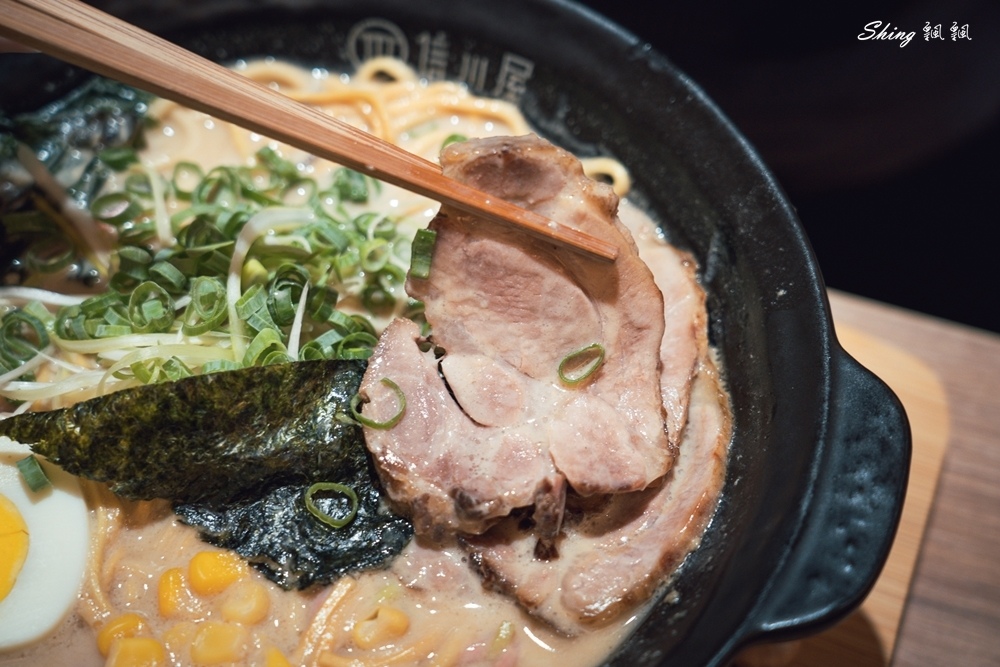 信川屋博多豚骨拉麵-日式濃厚道地湯頭，玫瑰拉麵香氣撲鼻，自製天然彩色拉麵更是吸睛!! @博士生瘋狂日記