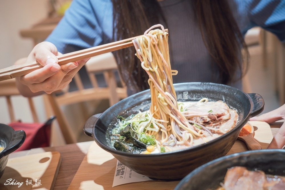 信川屋博多豚骨拉麵-日式濃厚道地湯頭，玫瑰拉麵香氣撲鼻，自製天然彩色拉麵更是吸睛!! @博士生瘋狂日記