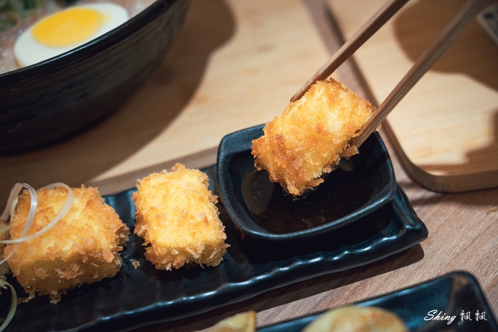 信川屋博多豚骨拉麵-日式濃厚道地湯頭，玫瑰拉麵香氣撲鼻，自製天然彩色拉麵更是吸睛!! @博士生瘋狂日記
