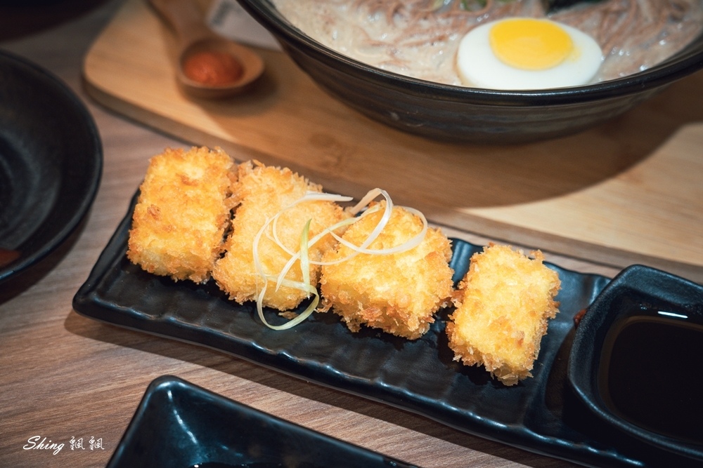 信川屋博多豚骨拉麵-日式濃厚道地湯頭，玫瑰拉麵香氣撲鼻，自製天然彩色拉麵更是吸睛!! @博士生瘋狂日記