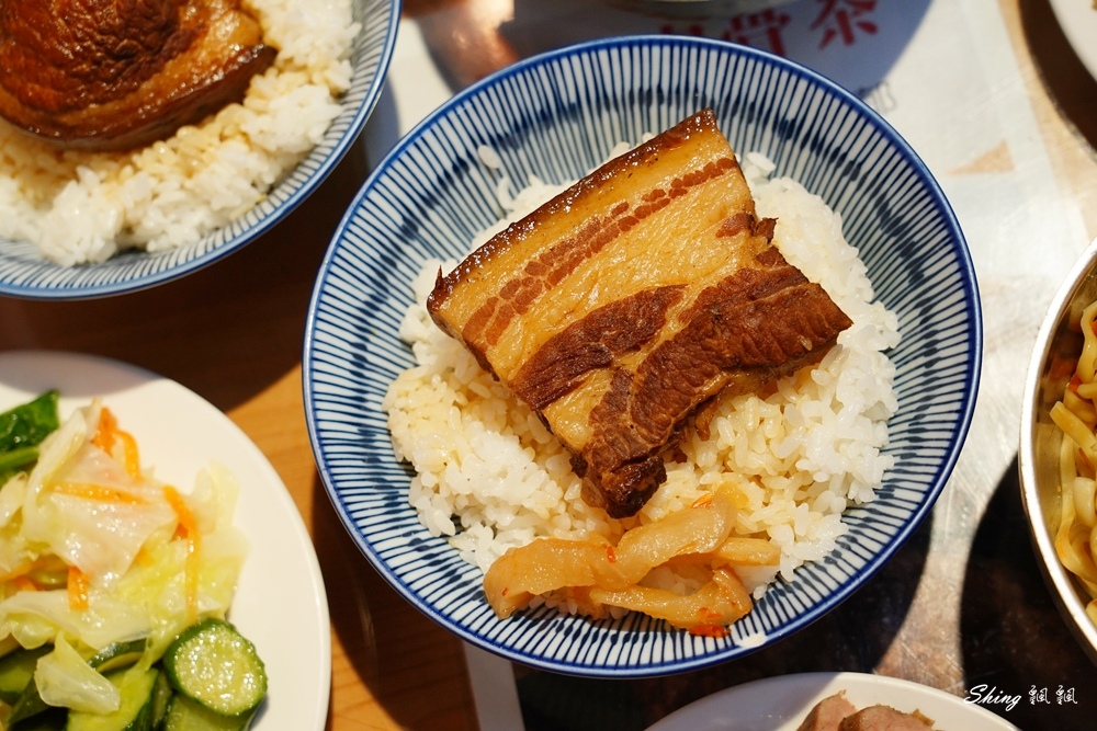 台中祖傳爌肉飯-台中宵夜第一名，中藥熬煮會滴汁的爌肉，小菜配生蜆仔+海蜇皮!! @博士生瘋狂日記