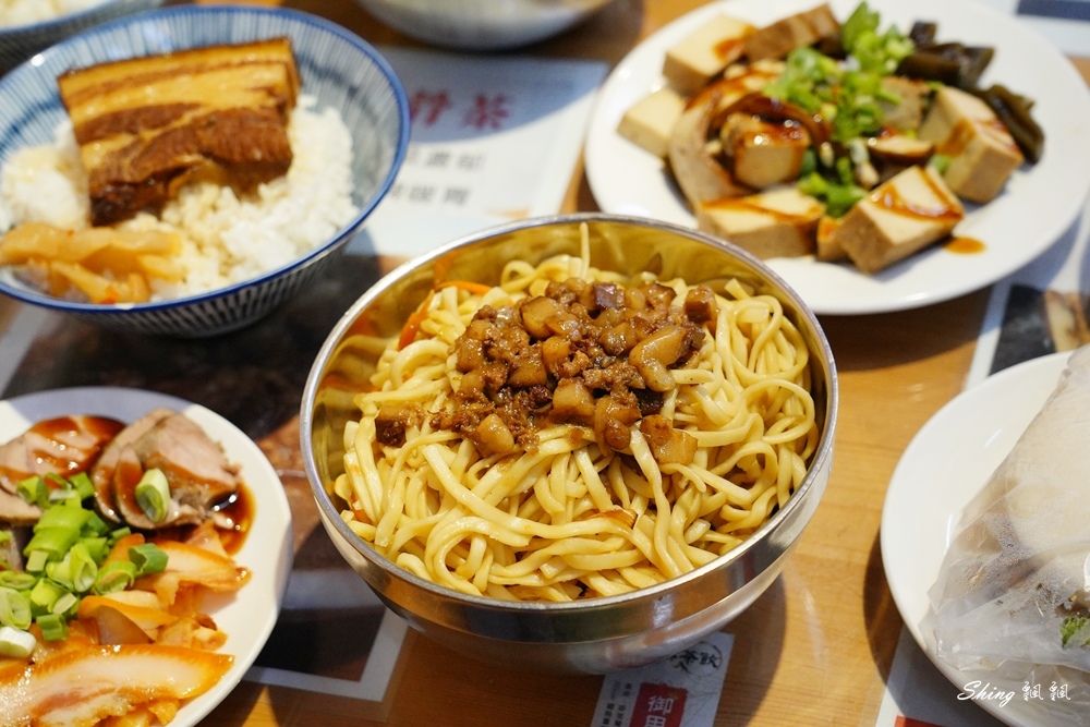 台中祖傳爌肉飯-台中宵夜第一名，中藥熬煮會滴汁的爌肉，小菜配生蜆仔+海蜇皮!! @博士生瘋狂日記