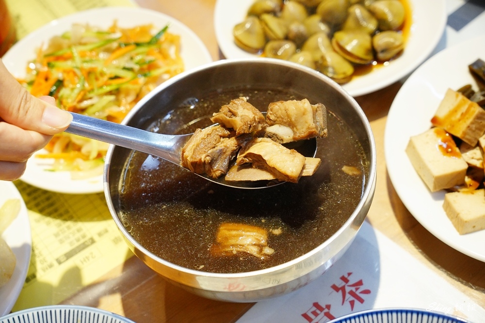 台中祖傳爌肉飯-台中宵夜第一名，中藥熬煮會滴汁的爌肉，小菜配生蜆仔+海蜇皮!! @博士生瘋狂日記