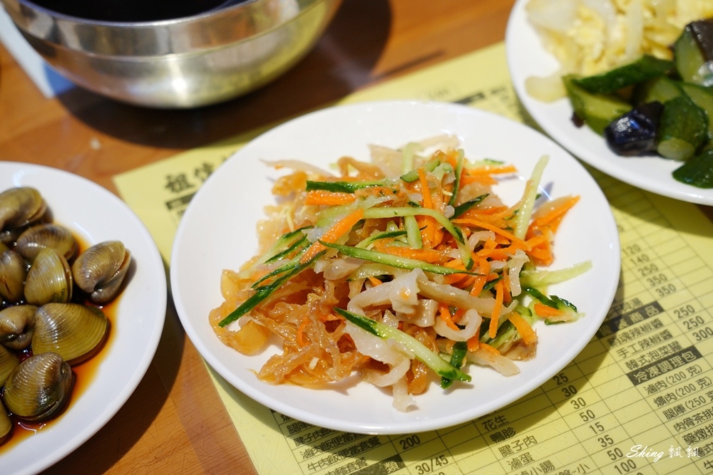 台中祖傳爌肉飯-台中宵夜第一名，中藥熬煮會滴汁的爌肉，小菜配生蜆仔+海蜇皮!! @博士生瘋狂日記