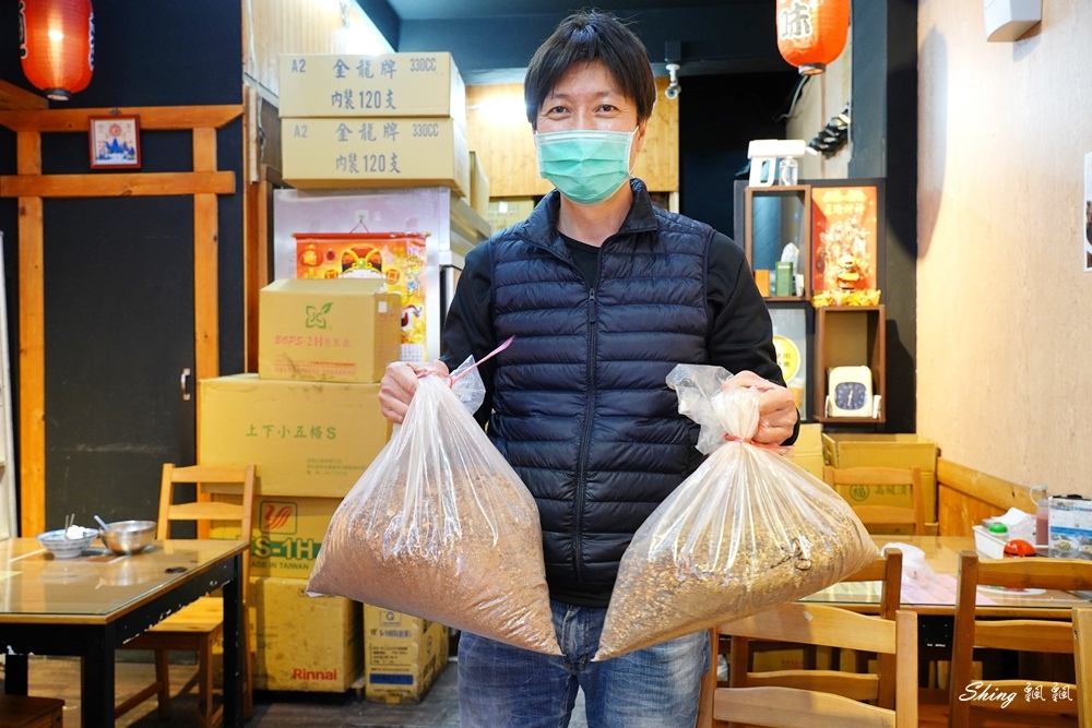 台中祖傳爌肉飯-台中宵夜第一名，中藥熬煮會滴汁的爌肉，小菜配生蜆仔+海蜇皮!! @博士生瘋狂日記