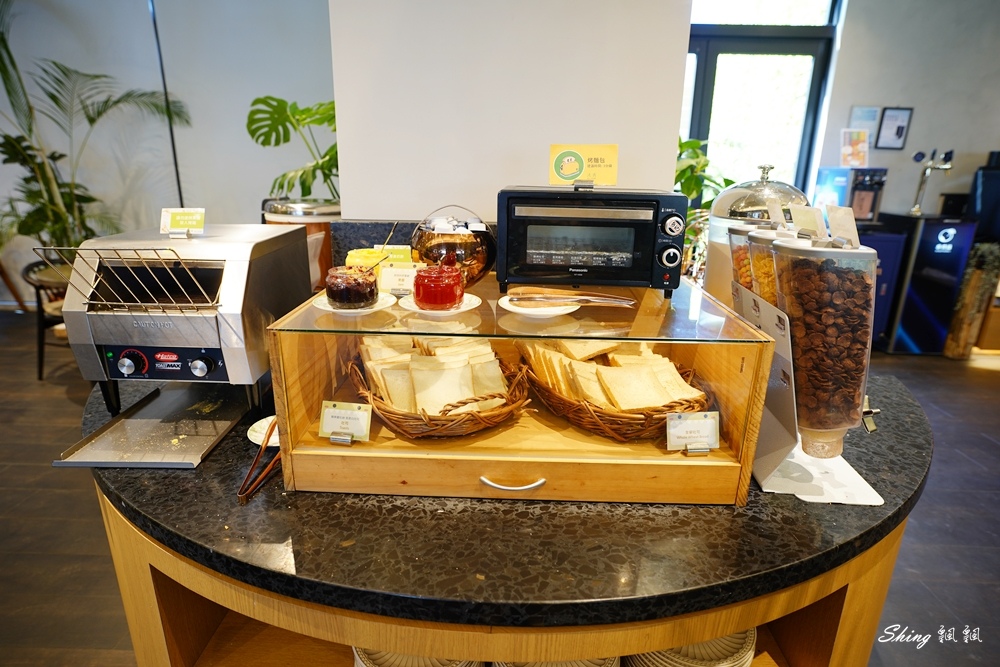享得道行旅In Joy Hotel -台中逢甲夜市住宿推薦，有美麗超大露臺，外加宵夜不怕餓肚子!! @博士生瘋狂日記