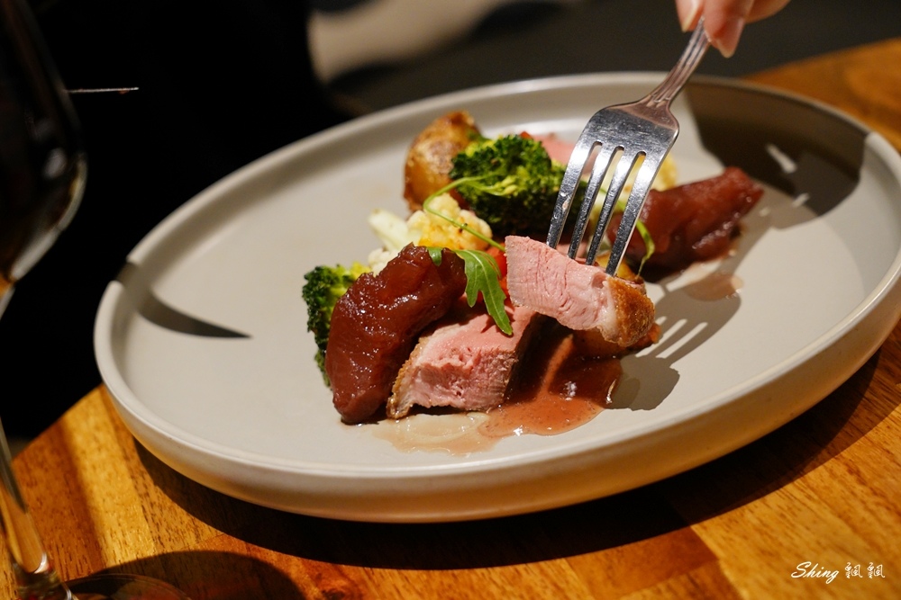 台中全新歐陸料理-DinerChill揫歐陸小料理，異國餐點口味獨特，都會叢林時尚台中七期聚餐餐廳推薦!! @博士生瘋狂日記
